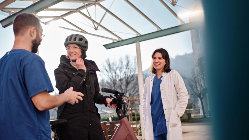 Zwei Pfleger:innen im Gespräch mit einer JobRadlerin Zwei Pfleger:innen im Gespräch mit einer JobRadlerin