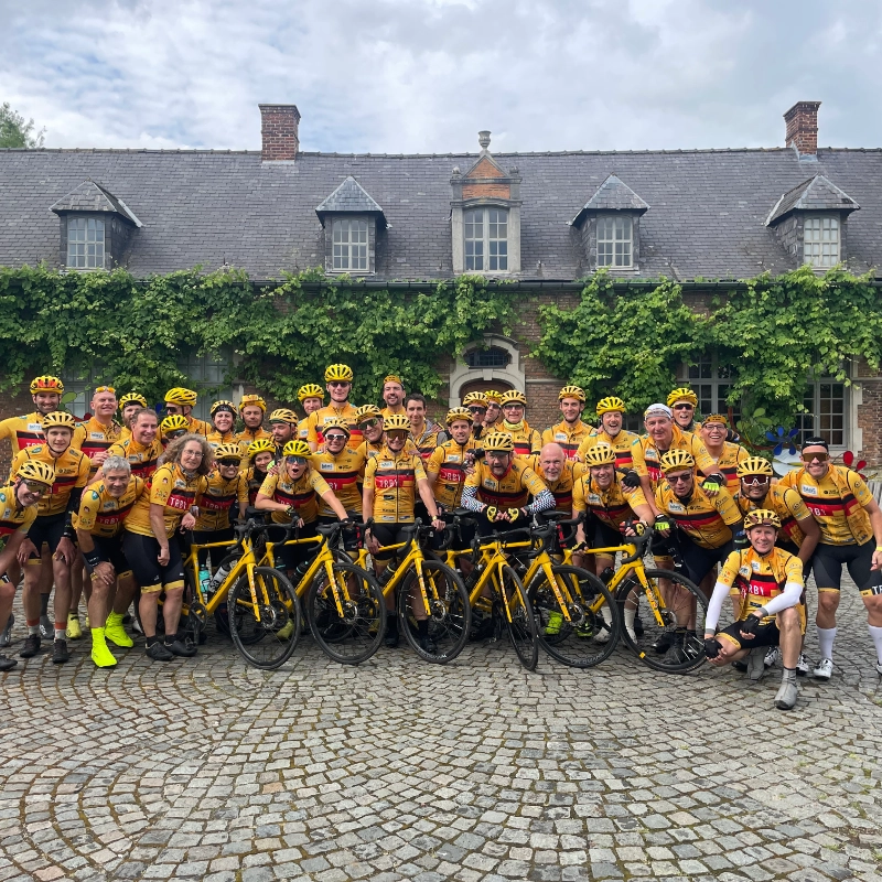 Gruppenfoto Team Rynkeby mit gelben Fahrrädern